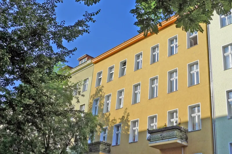 Stuck-Vorderhauswohnung mit tollem Balkon, ruhiges + helles 2.OG! — photo 1